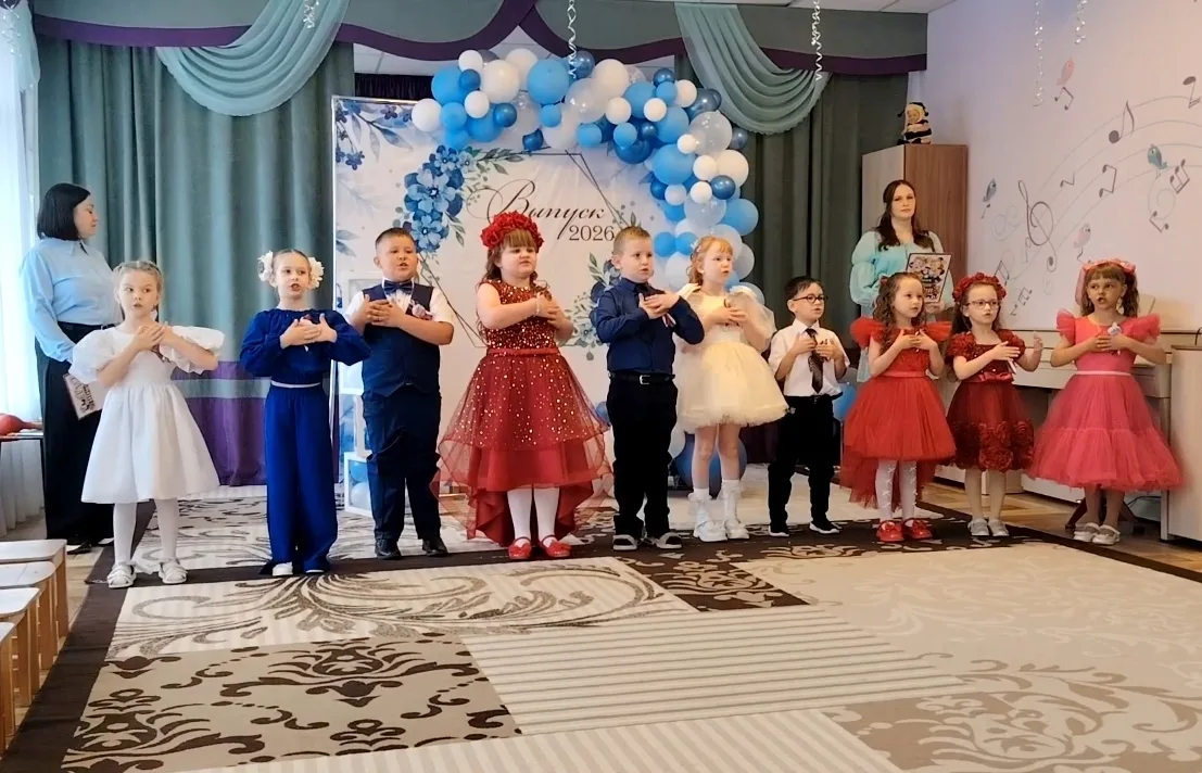 Сегодня наш детский сад проводил  в школу не обычных дошколят, а настоящих ярких звёзд!...