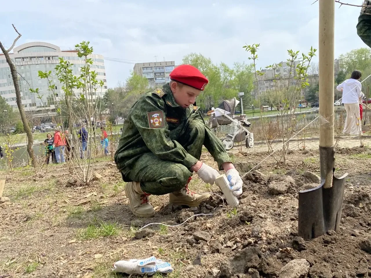 🌳 Сегодня на городских прудах прошла уже десятая, очень душевная акция «Подари ребёнку дерево»!  Был