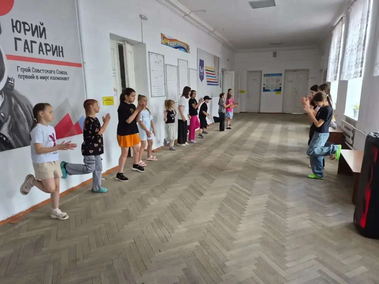 День начался с дождя, поэтому все активности перенесли в помещение. Сначала дети посмотрели мультфил