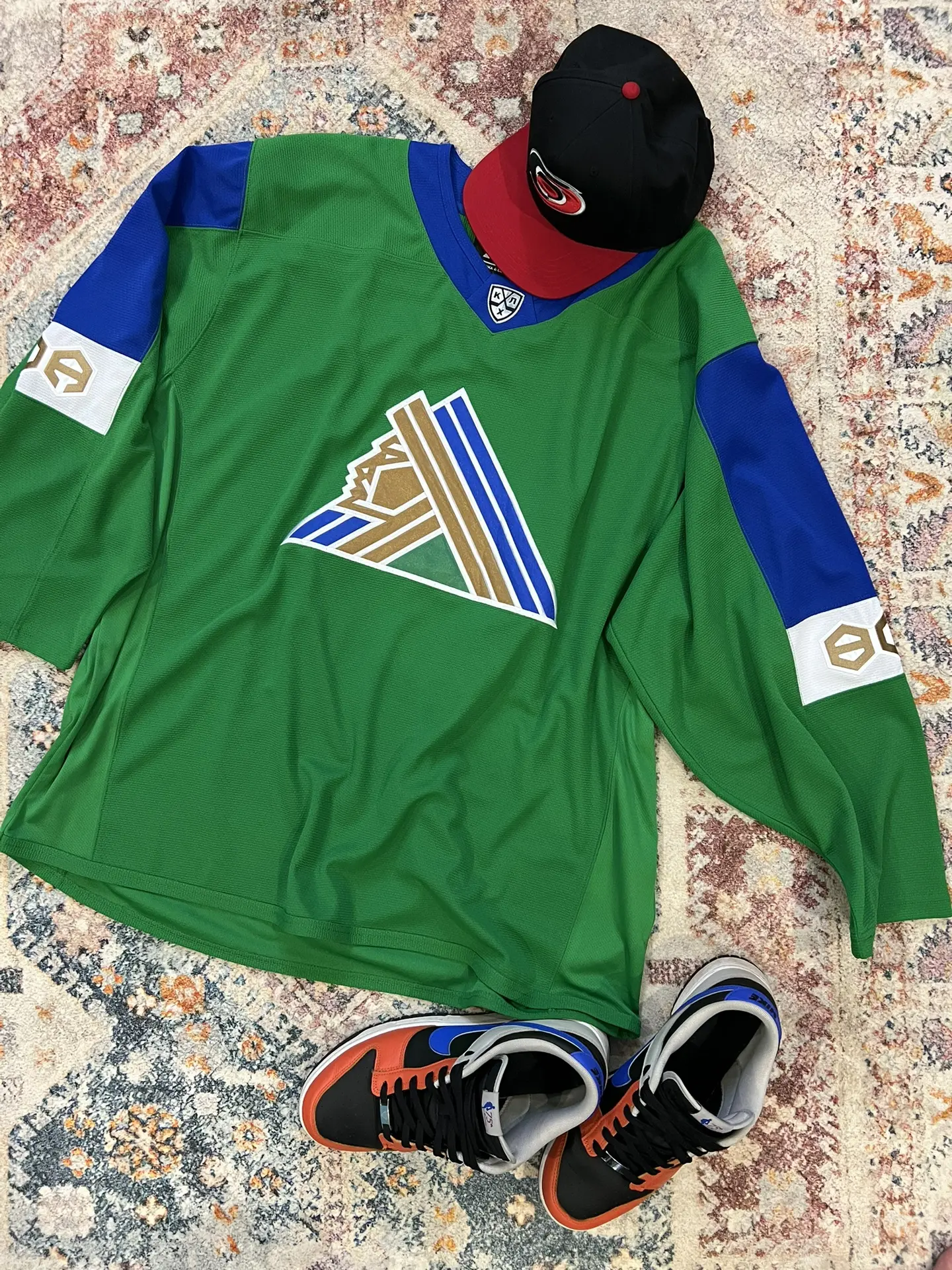 ⚡️Главные тренды этого лета!

❤️ Каролина Харрикейнз – обладатель Кубка Стэнли 

💚 Маэстро Шипачёв 