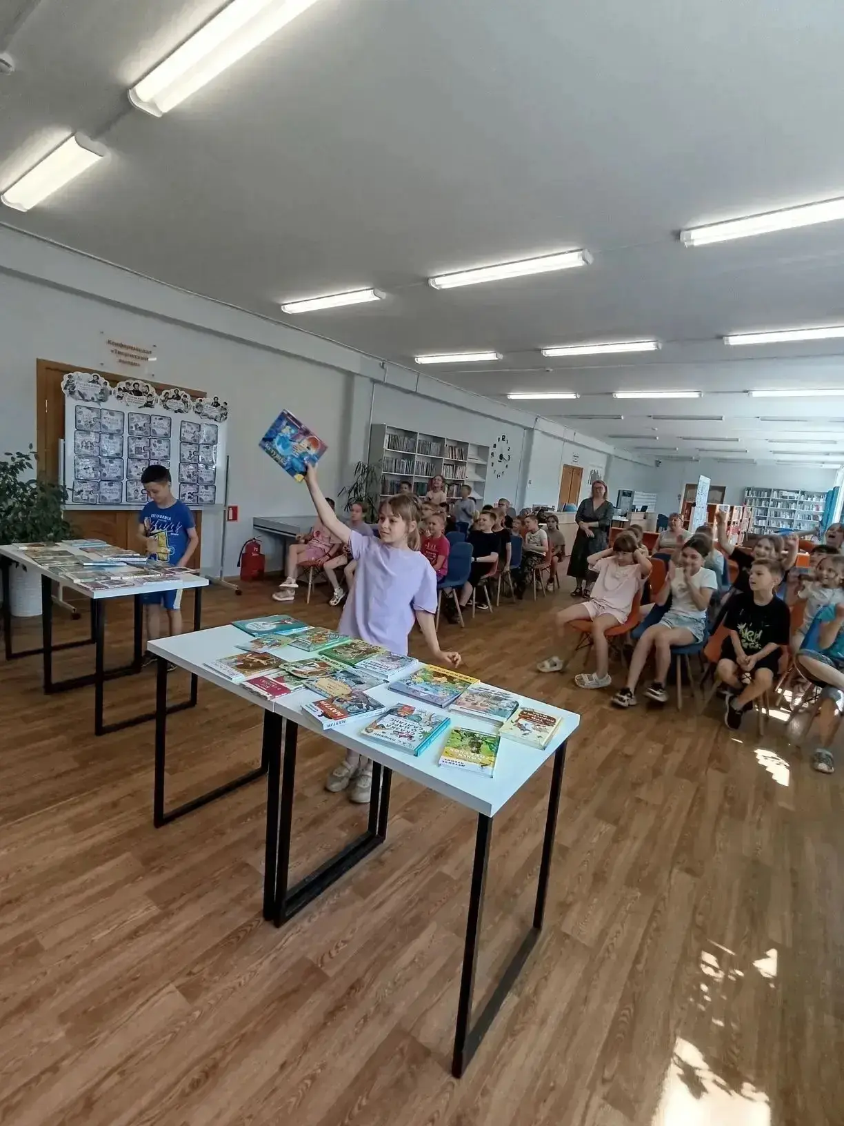 Ура! Сегодня наша «Бригантина» взяла курс на городскую библиотеку! 🗺️📚

Ребята с летней площадки о