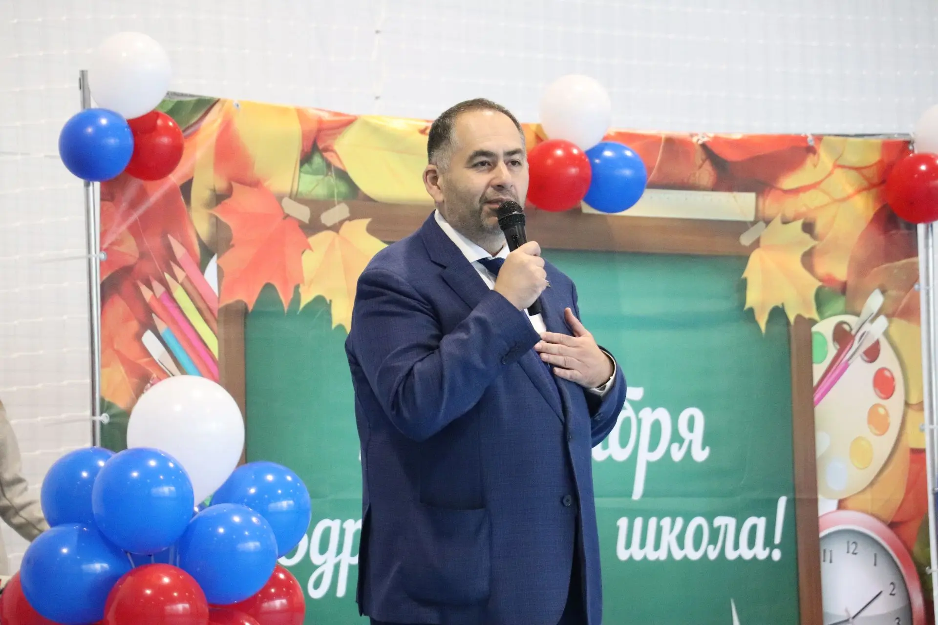Глава Администрации Октябрьского района Игорь Костенко поздравил с Днем знаний учащихся...