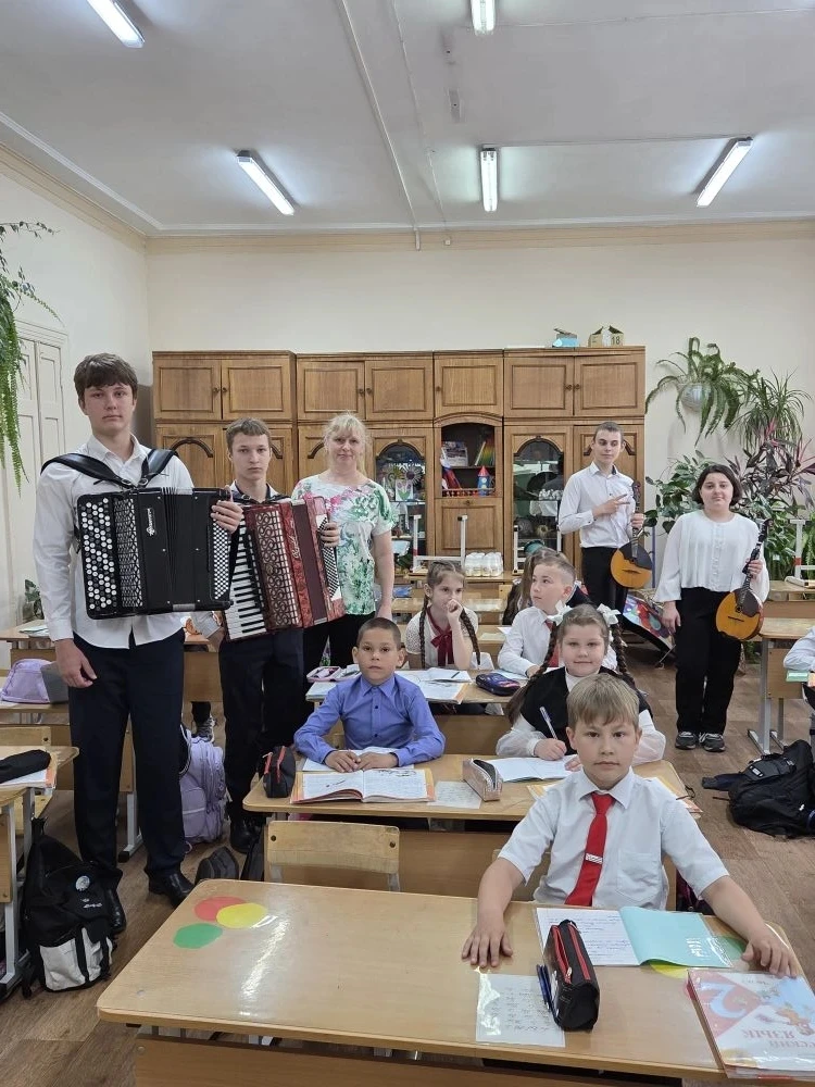 📢18 мая,   в нашем центре преподаватели Детской школы искусств провели  агитационный концерт для реб