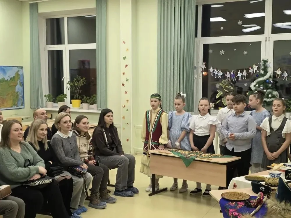 Сегодня в нашей школе удивительно теплый вечер, который мы назвали «Родительская гостиная».  В школе