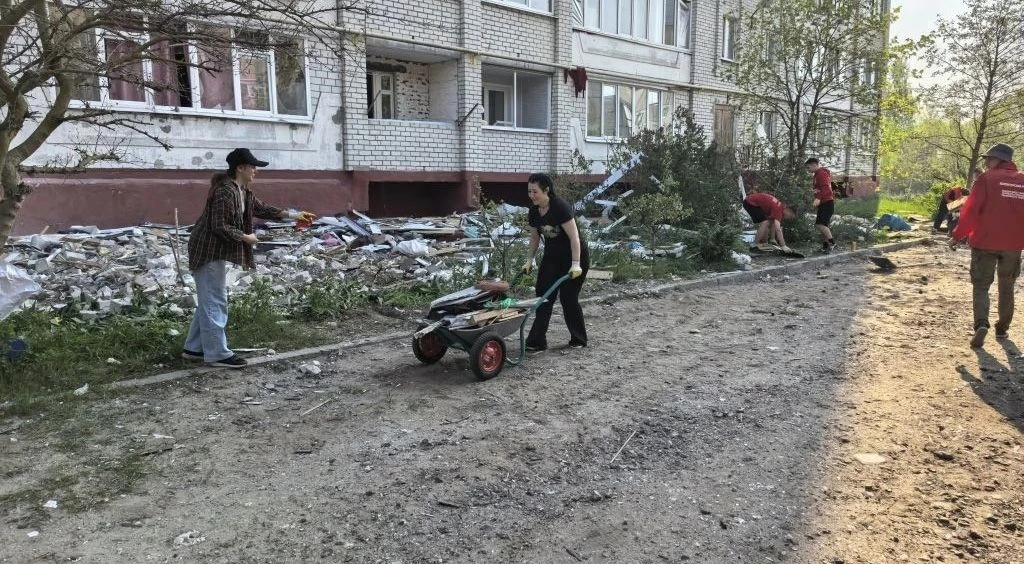 В микрорайоне Автозаводец добровольцами убрано 30 кубометров мусора  В Бежице устраняют последствие 