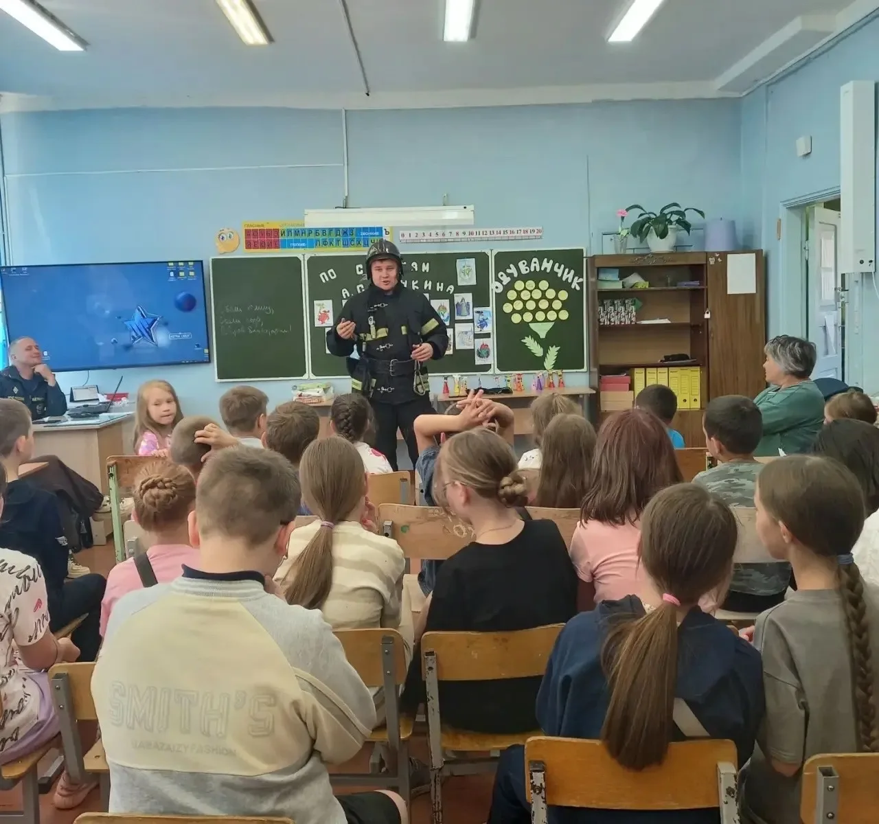 Школьный лагерь продолжает свою работу. Сегодня наши Орлята говорили о Родине.