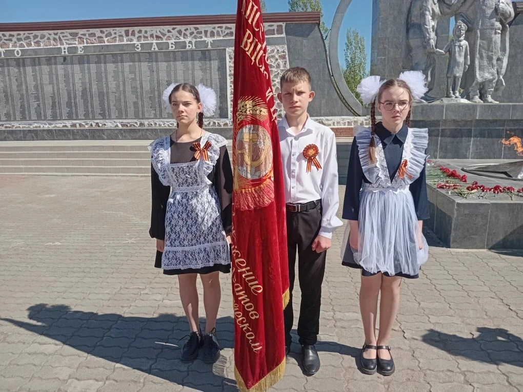 Вахта Памяти 🕯 6 мая ученики нашей школы с честью несли почетный караул на  Посту №1 у Вечного огня.