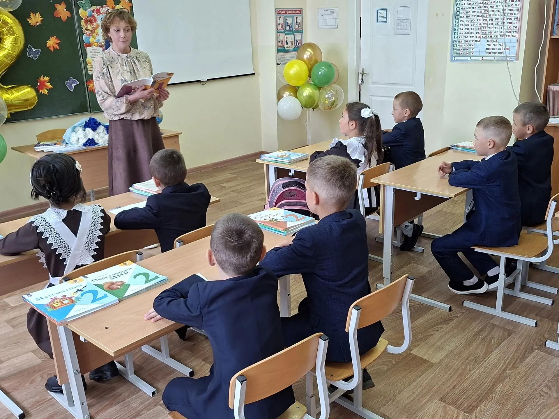Бүген Олы Мәңгәр төп белем мәктәбе укучылары һәм укытучылары өчен беренче кыңгырау чыңл...