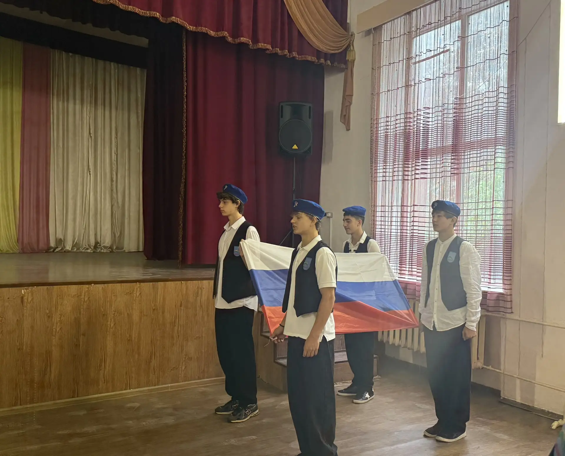 На первом уроке в актовом зале школы мы собрались на традиционную линейку — яркое начал...