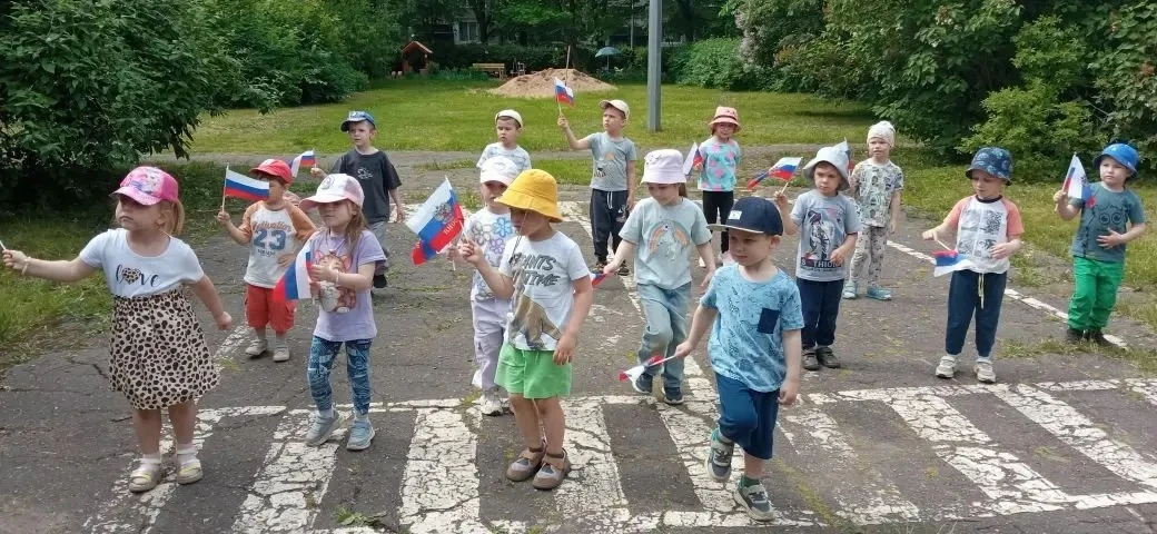 «Мы танцуем и поем и совсем не устаём…»