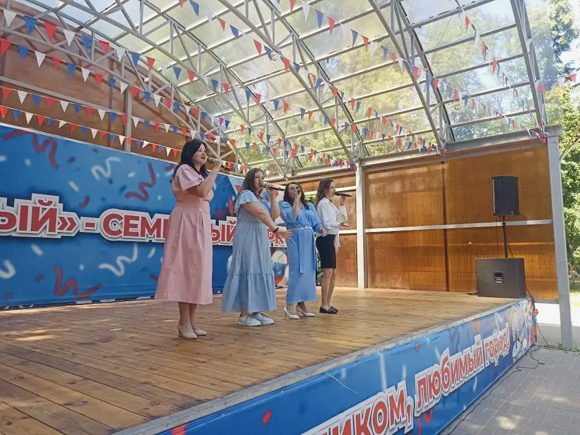 💃 В 14:00 сцена Парка Прибрежного зажила в полную силу — на неё вышли танцевально-спор...