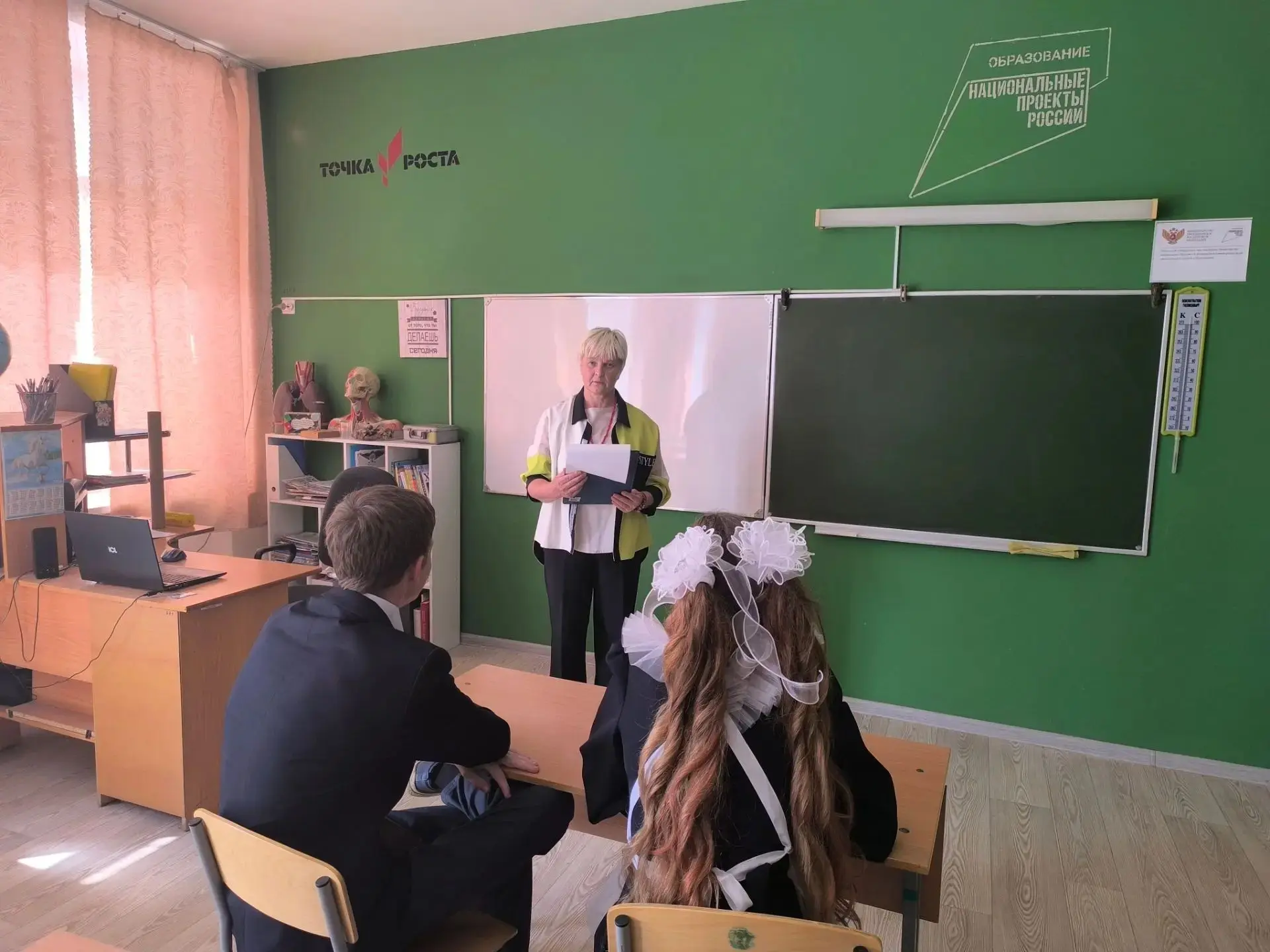 После торжественной линейки в 11 классе прошел классный час "Предупрежден - значит воор...