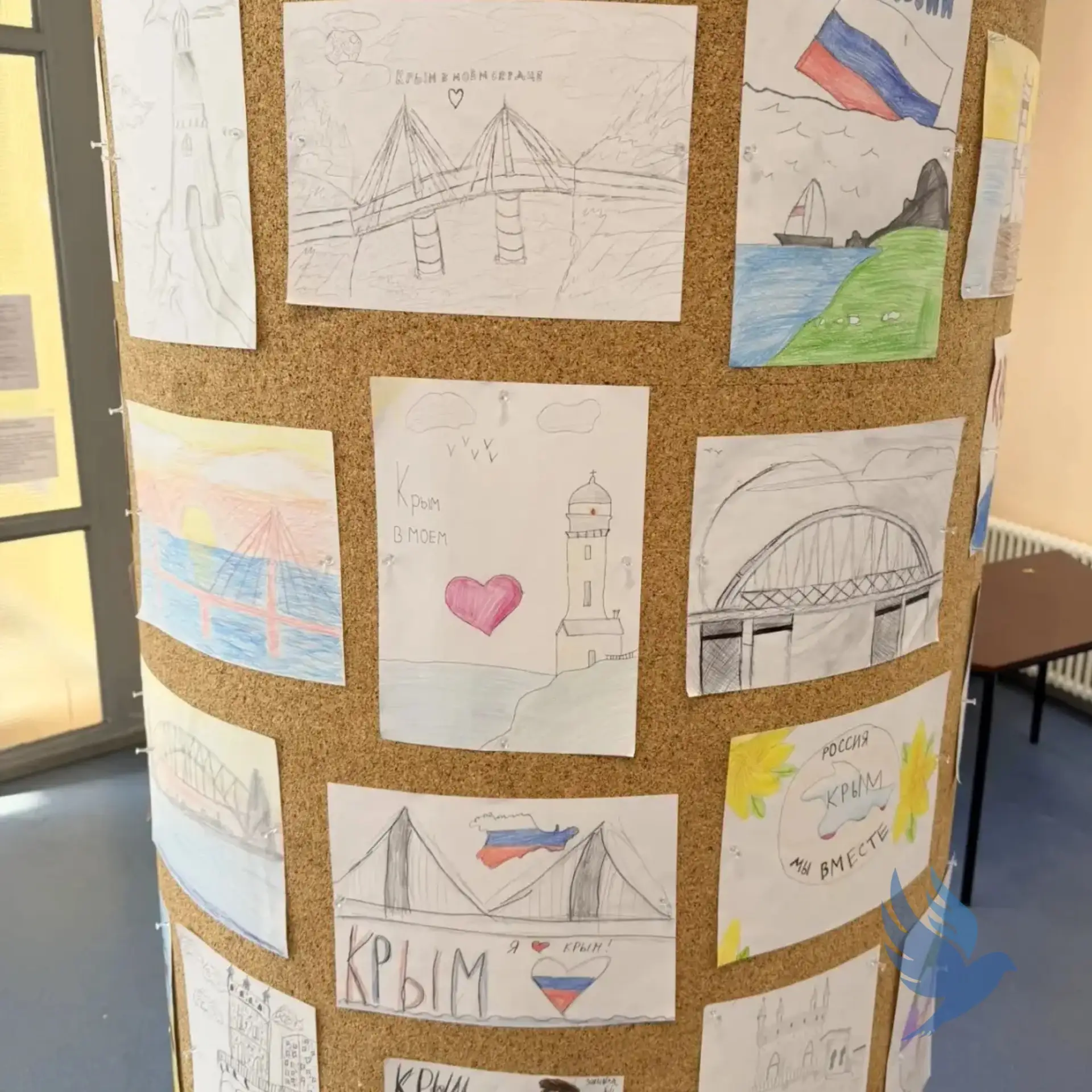 🎨 Выставка рисунков в честь 12-летия воссоединения Крыма с Россией  На этой неделе в нашей школе про
