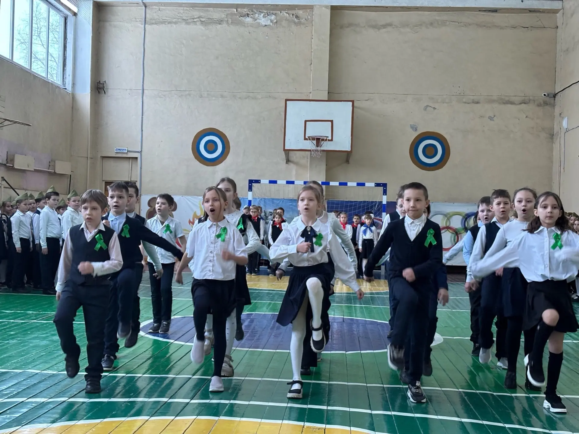 🎖️ Смотр строя и песен ко Дню защитника Отечества!🪖 👏Ребята из начальной школы приняли участие в тра