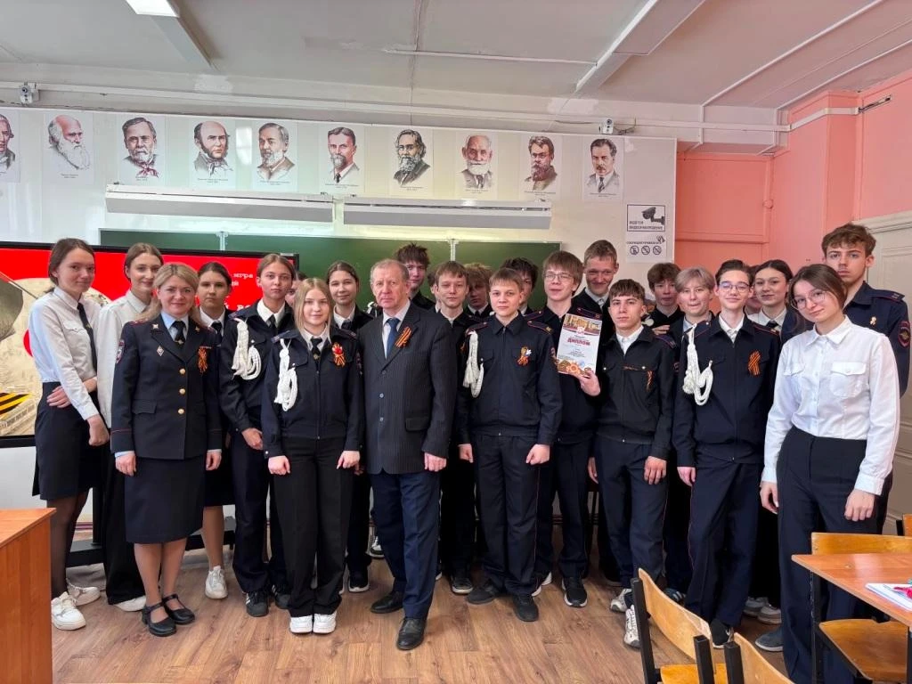 🧩В память о Великой Победе сотрудники МВД по Республике Мордовия провели квиз для кадетов саранской 