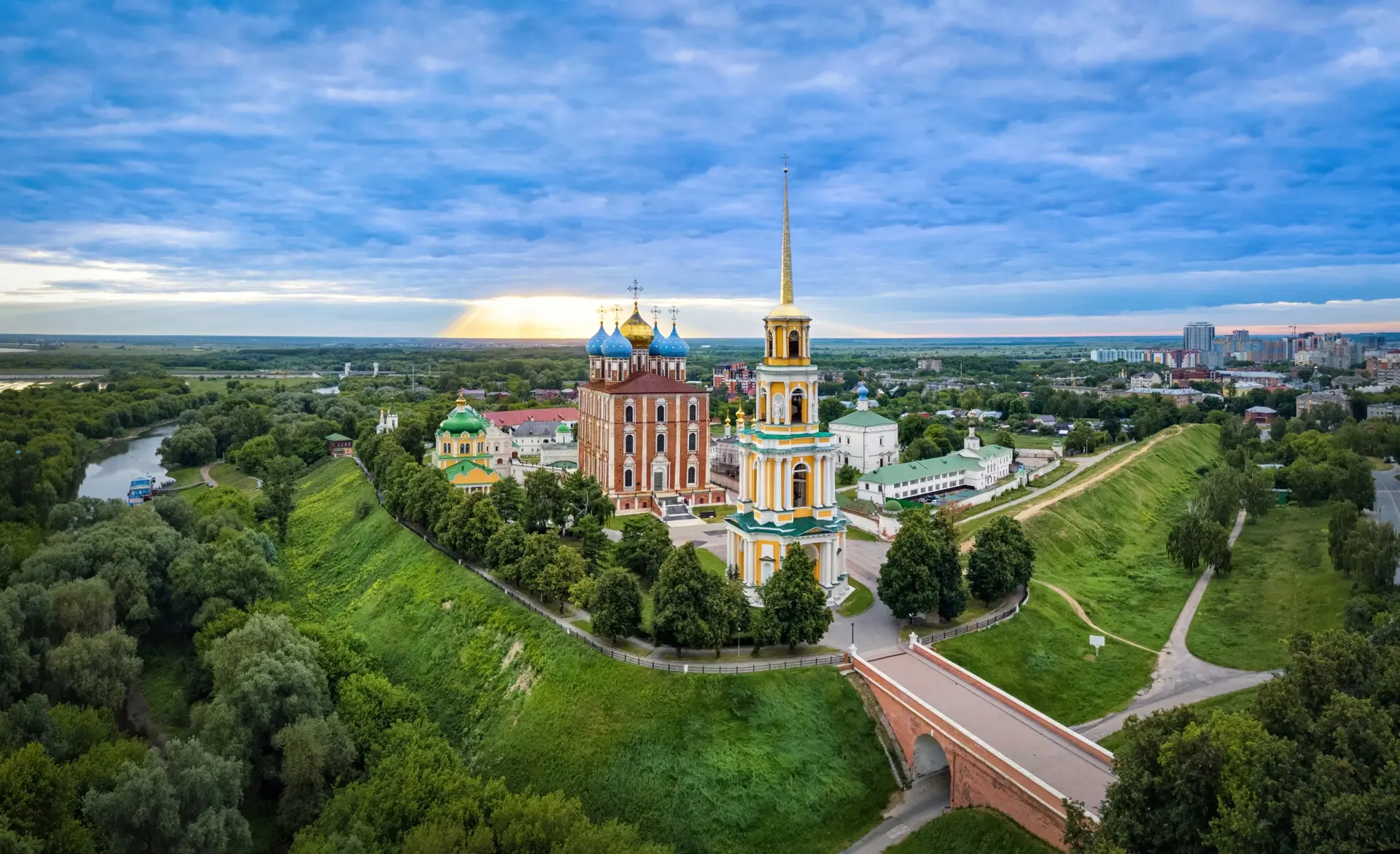 🔆 «Найди призвание!»🔆
Сегодня тринадцатый день в нашем лагере и мы в Рязани!🌃
Рязань — один из др