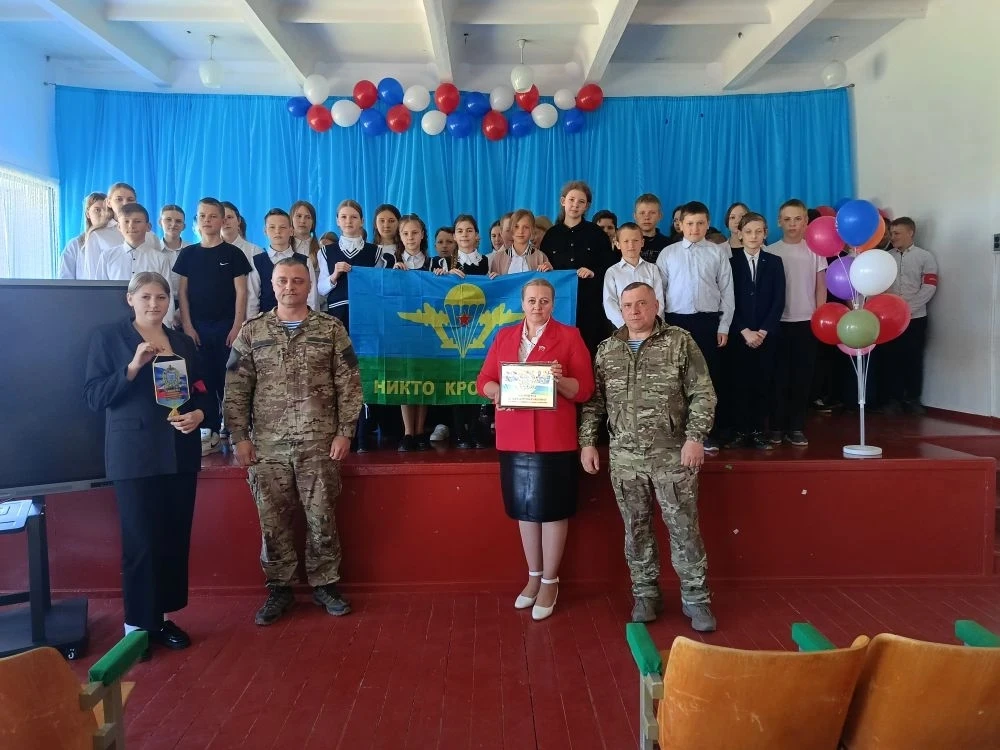 🎖️ Урок мужества от военнослужащих  дестантников в нашей школе