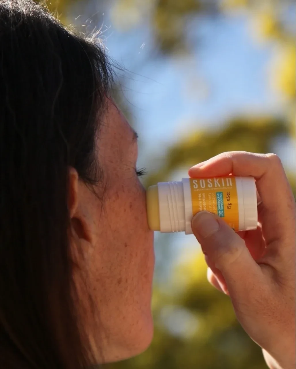 Солнцезащитный стик имеет высокую защиту от UVA/UVB- лучей SPF50.

Препятствует возникновению темных