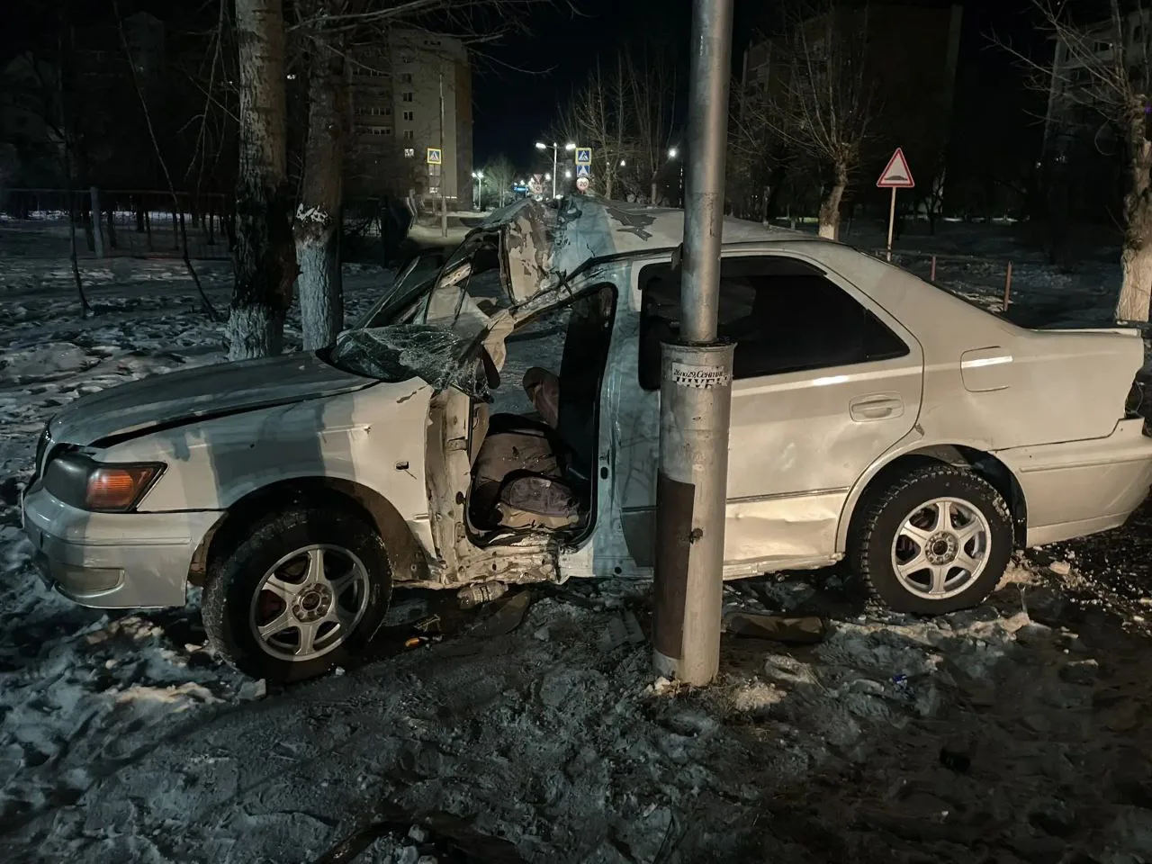 17-летний парень влетел на машине в столб в Краснокаменске.  31 января 2026 года в ночное время в го