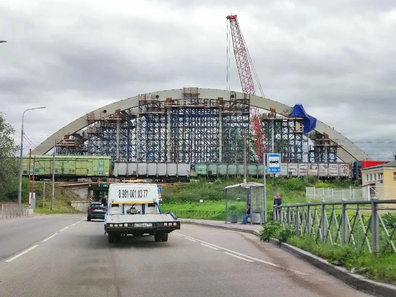 Над улицей Салова установили арку железнодорожного путепровода.