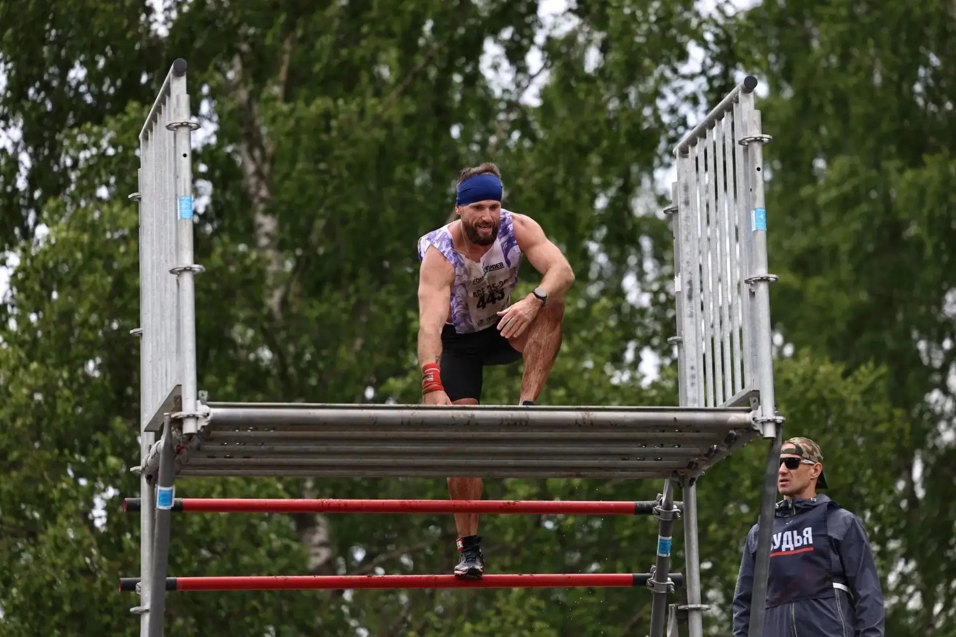 🏆 Евгений Куликов — на пьедестале Чемпионата «Гонки Героев»!Наш инструктор тренажёрного зала Центра
