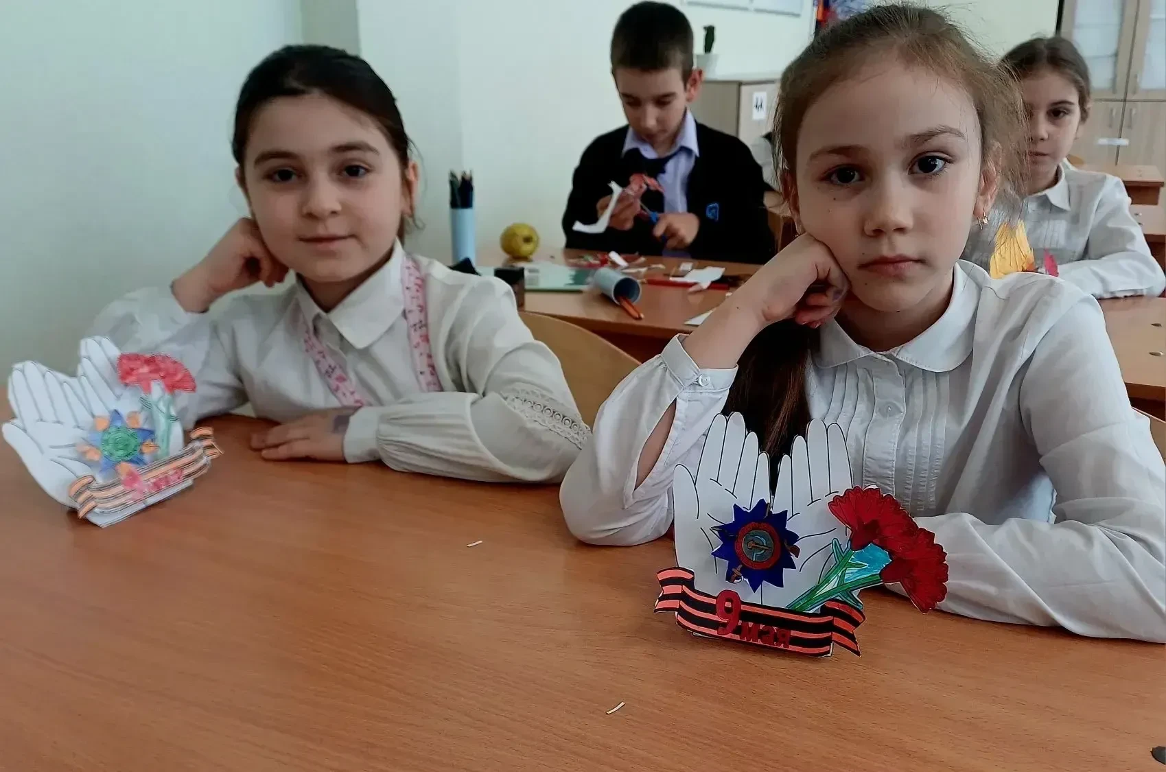 🕊️ Урок памяти и творчества во 2 «Ж» классе! Ребята начали подготовку ко Дню Победы на уроках труда: