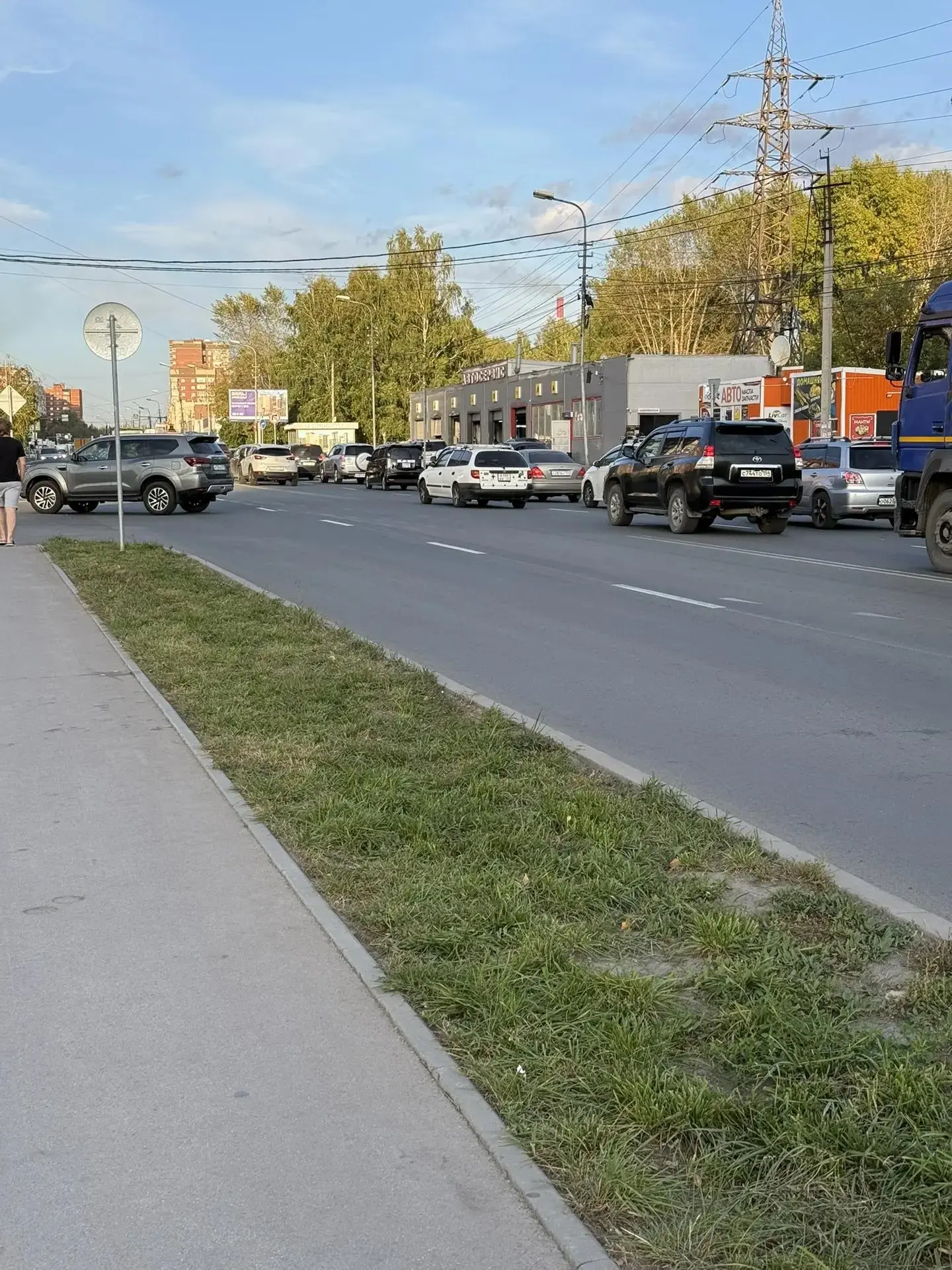 В Новосибирске у педуниверситета байкер влетел в иномарку и погиб