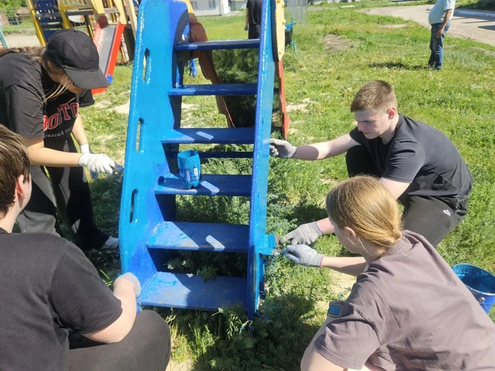 Трудоустройство школьников: работа на благо родного города! 🛠️  🎓Обучающиеся 10 «А» и 10 «Б» классов