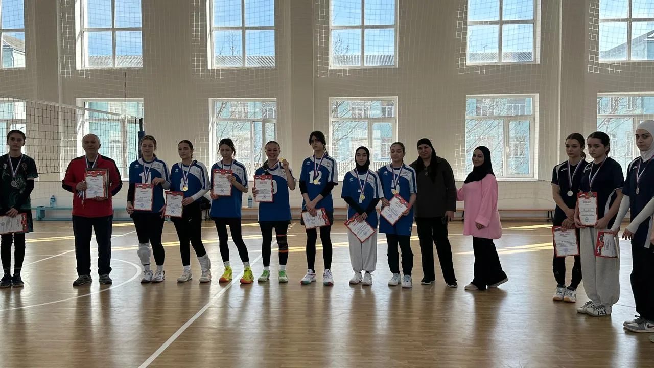 🏆 Сегодня, 21 февраля, в спортивном зале нашей школы прошла настоящая битва на волейбольной площадке