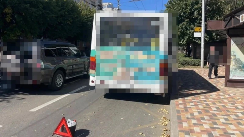 Пассажирка автобуса упала при отъезде от остановки в Ставрополе
