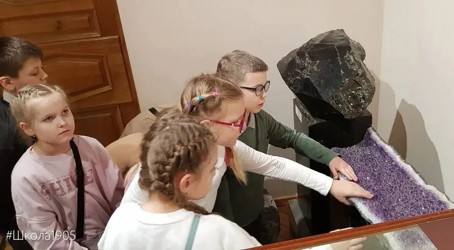 🪨 Как человек подружился с камнем  Ребята из 3 «Э» побывали на экскурсии «Как человек с камнем знако