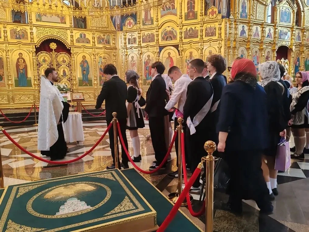 ✨ Благословение выпускников на успешную сдачу экзаменов  26 мая выпускники 9-х и 11-х классов нашей 