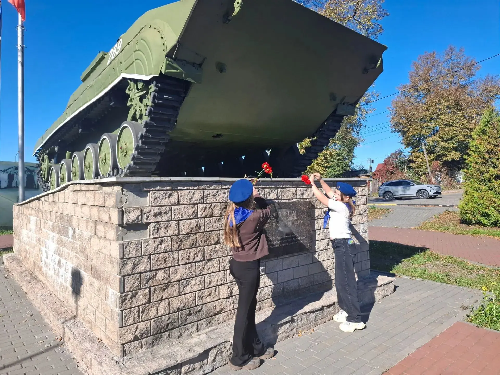 Юнармейцы школы почтили память героев в День воссоединения России с ЛНР и ДНР