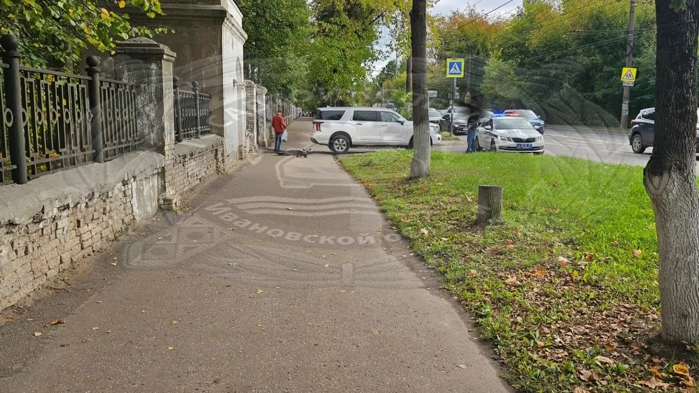 В Иванове водитель внедорожника сбила школьницу на электросамокате при выезде со двора.