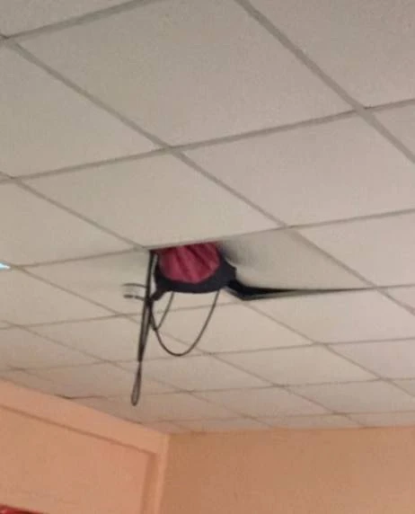 Пацан случайно закинул мешок в потолок