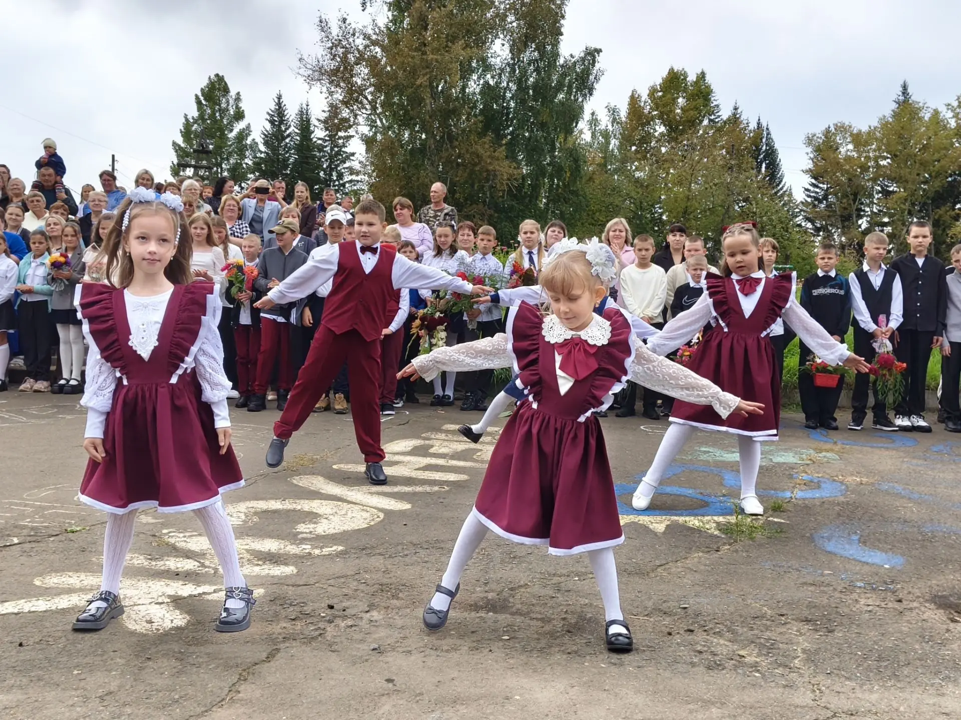 В МОКУ «Ключи‑Булакская СОШ» сегодня прошла торжественная линейка, посвящённая Дню знан...