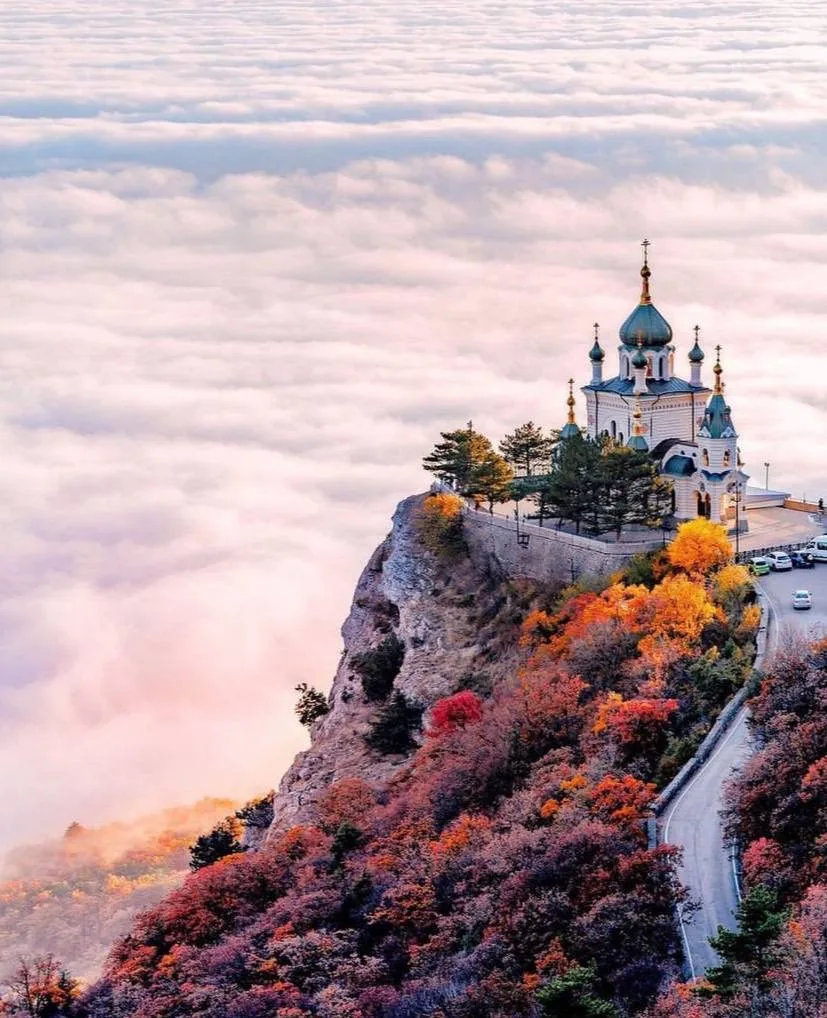 Церковь, парящая в облаках ☁️  В Крыму, высоко в облаках, на крутом скальном уступе над посёлком Фор