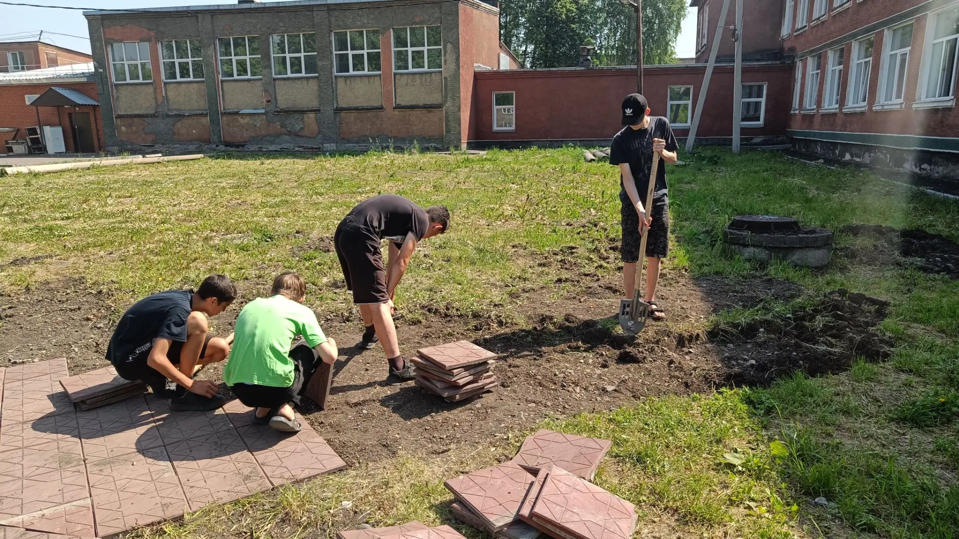 🌿Отдых с пользой💪
В школе продолжается работа лагеря труда и отдыха для подростков.
🛠️Ребята прев