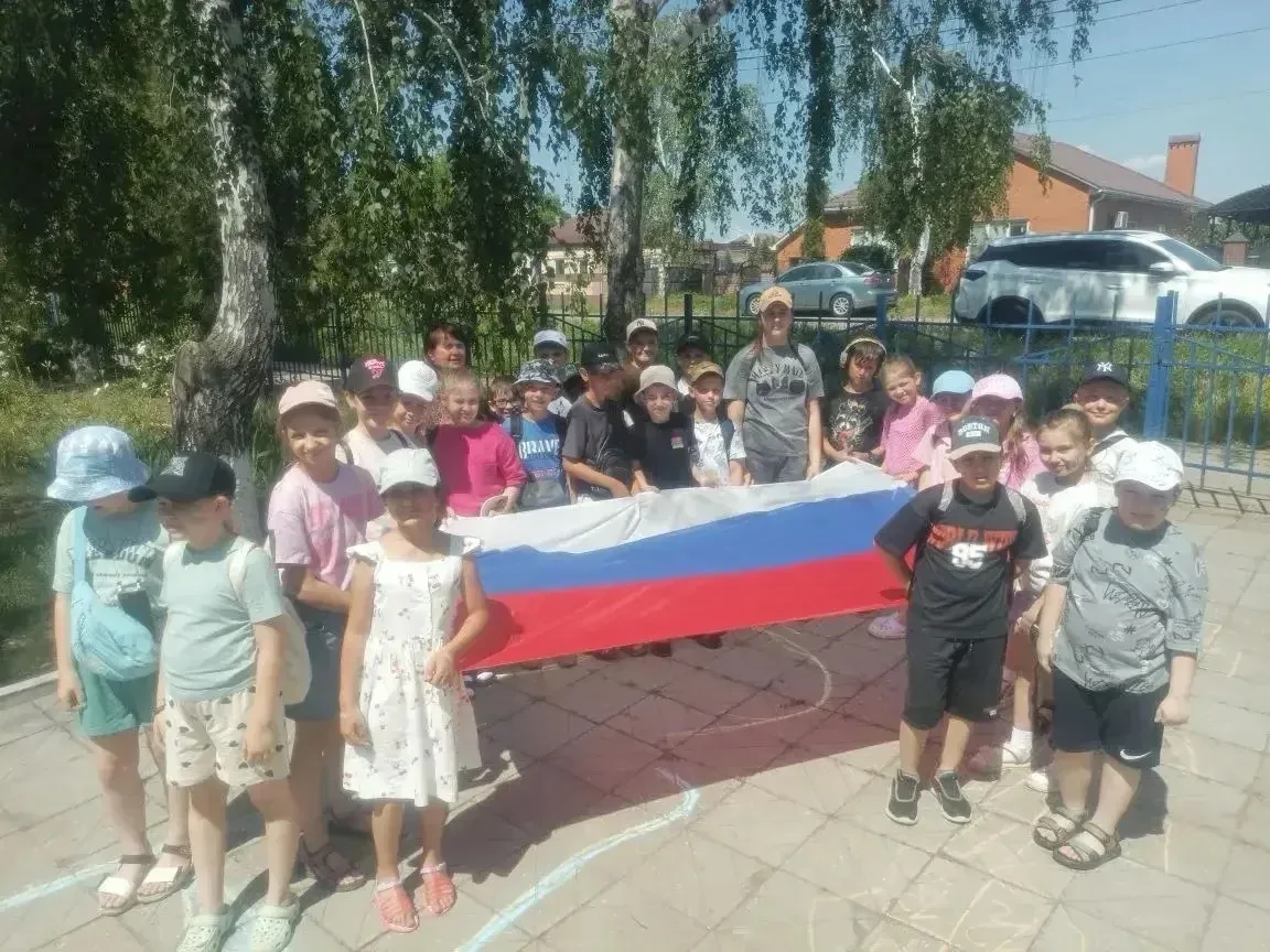 🇷🇺 Флаг России в знаковых местах нашего района! 🇷🇺

Обучающиеся нашей школы  провели замечательн