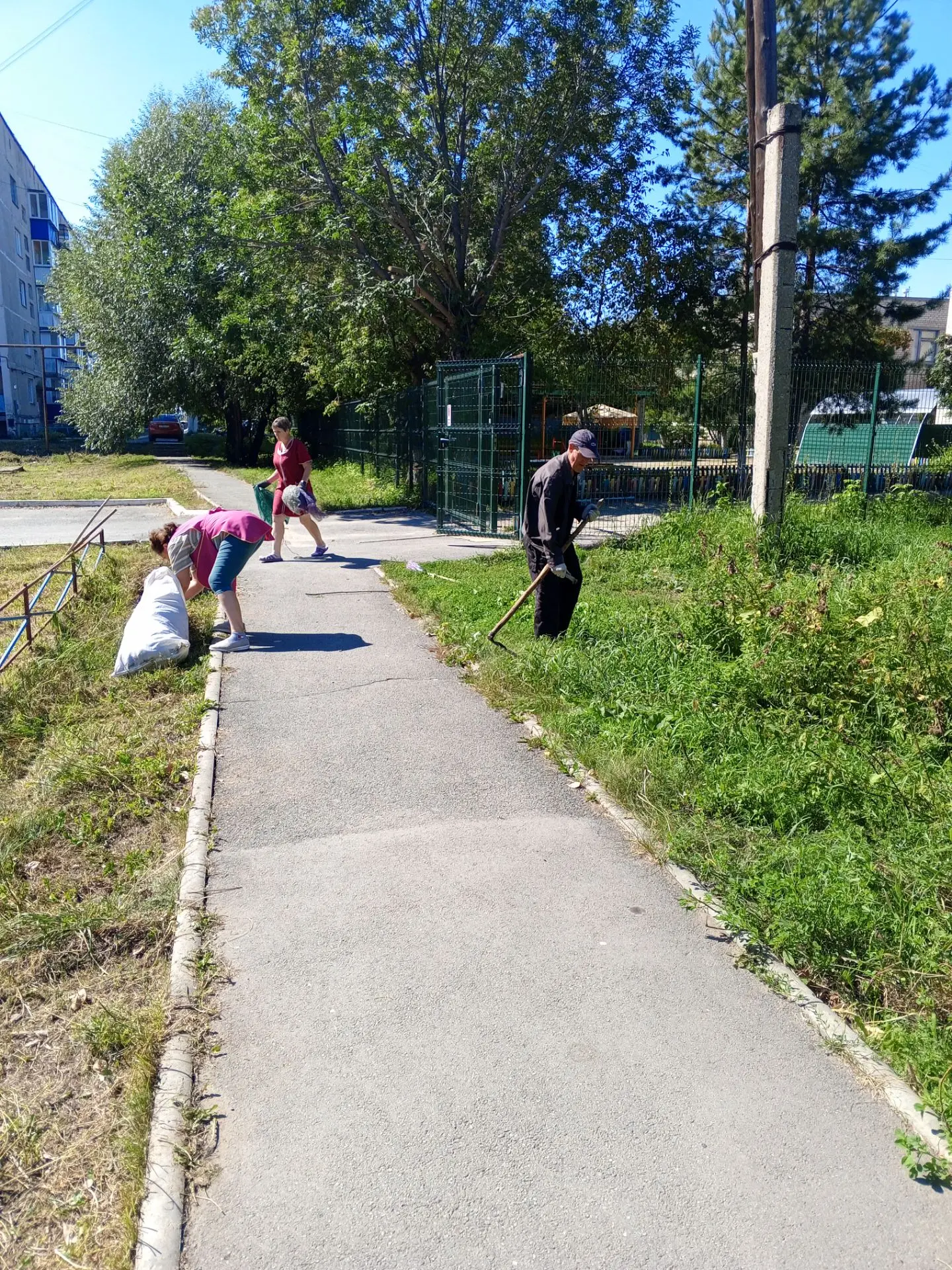 Сегодня сотрудники нашего детского сада  вышли на летний субботник! Косили траву, приво...