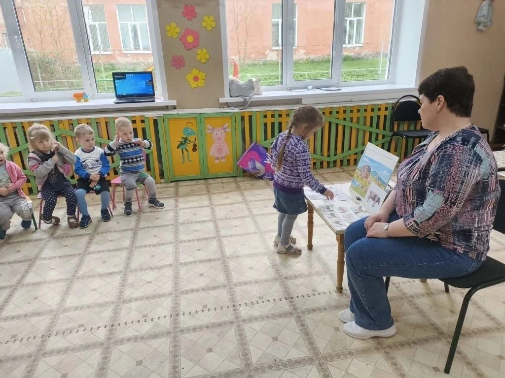 В младшей группе на занятии « Кто живет на ферме»  ребята познакомились с домашними жив...
