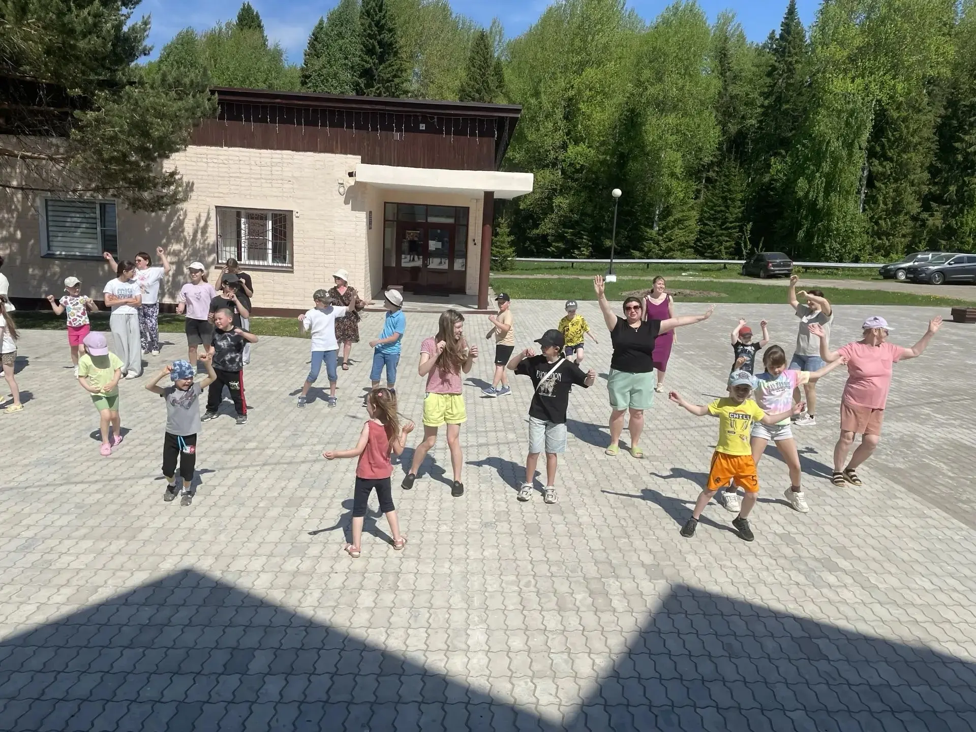 ☀️Весна радует нас тёплыми деньками. В такую погоду сложно усидеть в помещении.
Педагоги нашего сана