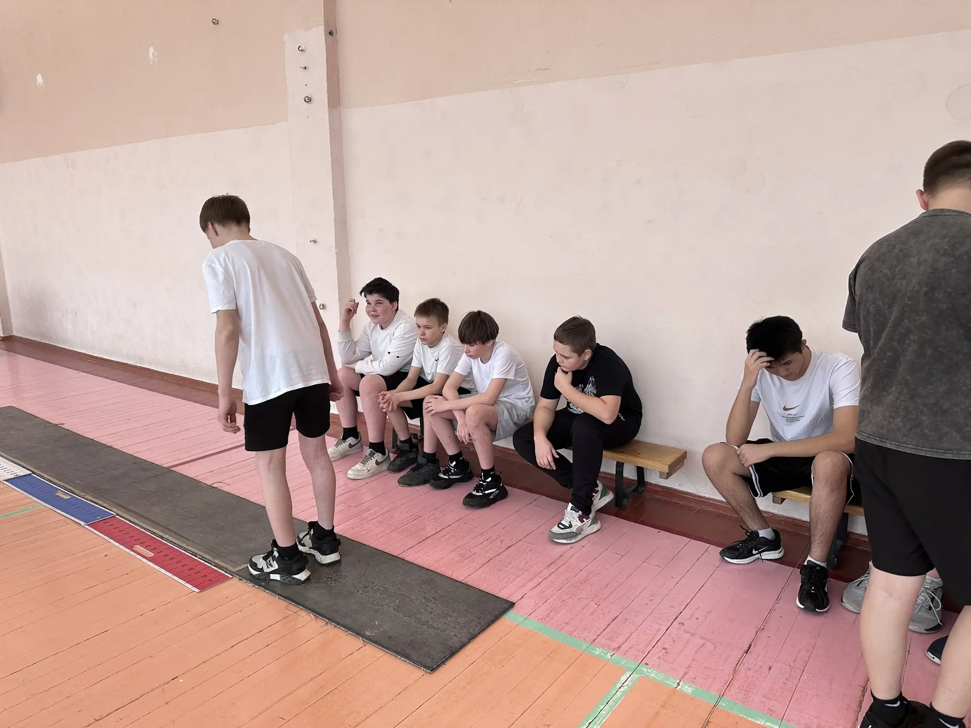 Сегодня, 19 марта, ученики 6-8 классов школы приняли участие в сдаче норм Всероссийского физкультурн