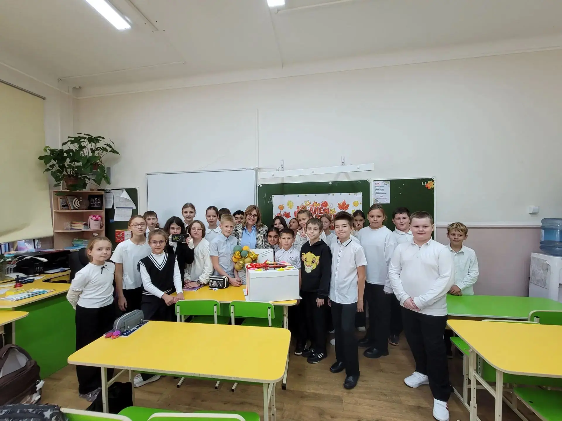 День учителя в нашей школе продолжается, и он полон самых тёплых моментов! Ученики 4"А"...