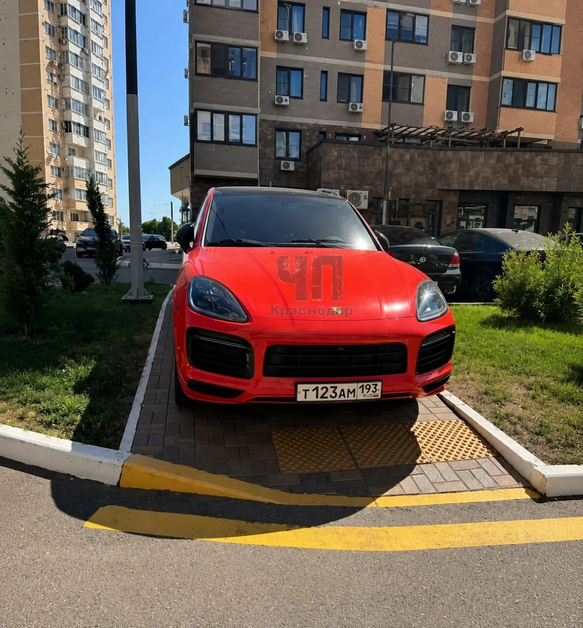 Кубанец заплатит 1000 ₽ штрафа за парковку своего красного «Porsche»!