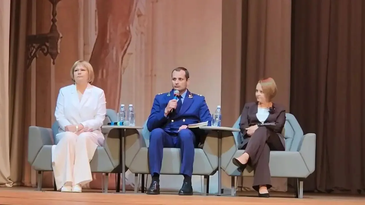 Прокурор Колпинского района Санкт-Петербурга Кирилл Лекомцев принял участие в педагогич...