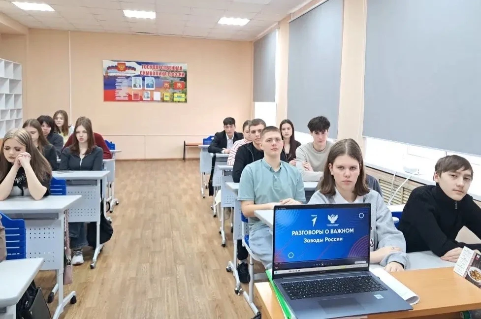 📣 Новую учебную неделю ОУФТ традиционно начинает с торжественной церемонии выноса флага и исполнения