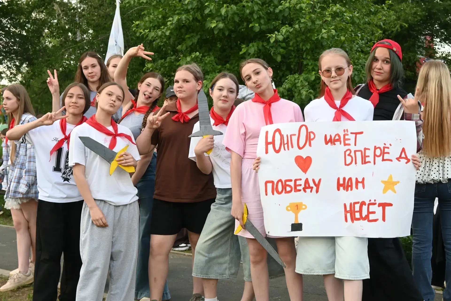 Наши активисты Пехова Евгения и Бакбергенова Самира стали участниками летней смены  "ЮнГор",  котора