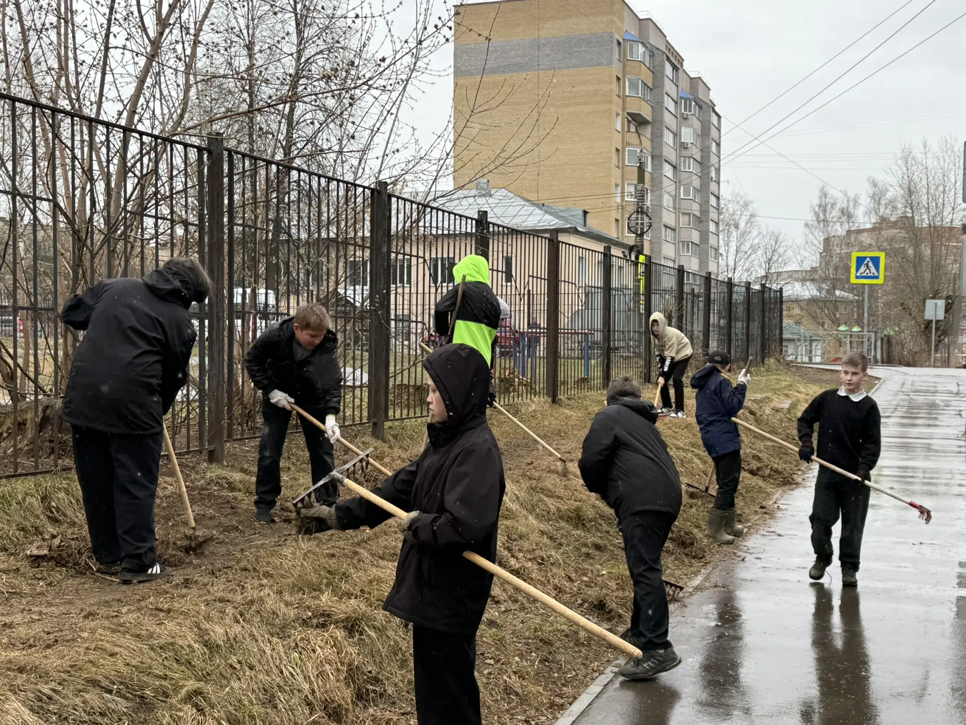 🪏 СУББОТНИК 🪏  🌸 Весна — время преображений и заботы о родной школе. В эти дни ученики вместе с клас