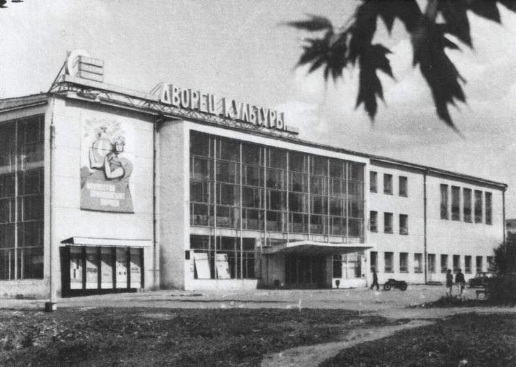 На Мичурина, 98 до сих пор стоит здание, которое многие помнят как ДК 4-го ГПЗ, а в 90-...